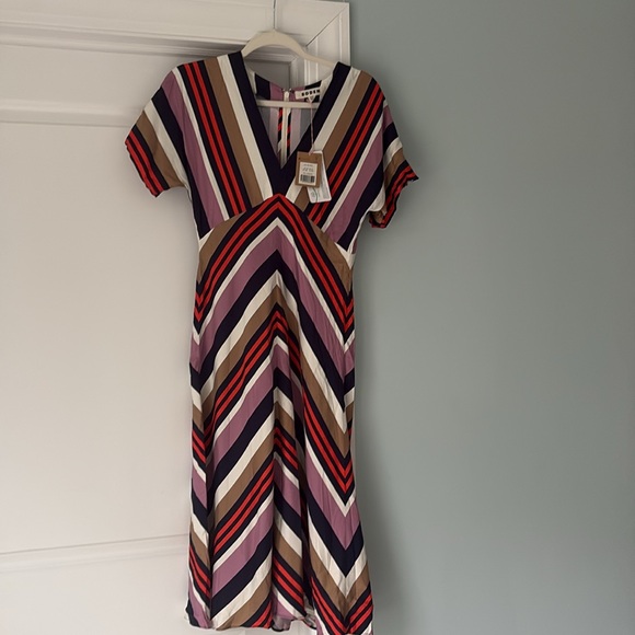 Boden Dress NWT 6P V neck satin dress, gorgeous! - Picture 9 of 10